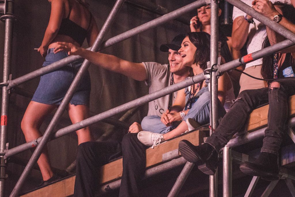Ashton Kutcher y Mila Kunis vieron la actuación de Wiz Khalifa durante el segundo día del Festival Sziget 2017, el 10 de agosto de 2017 en Budapest, Hungría.