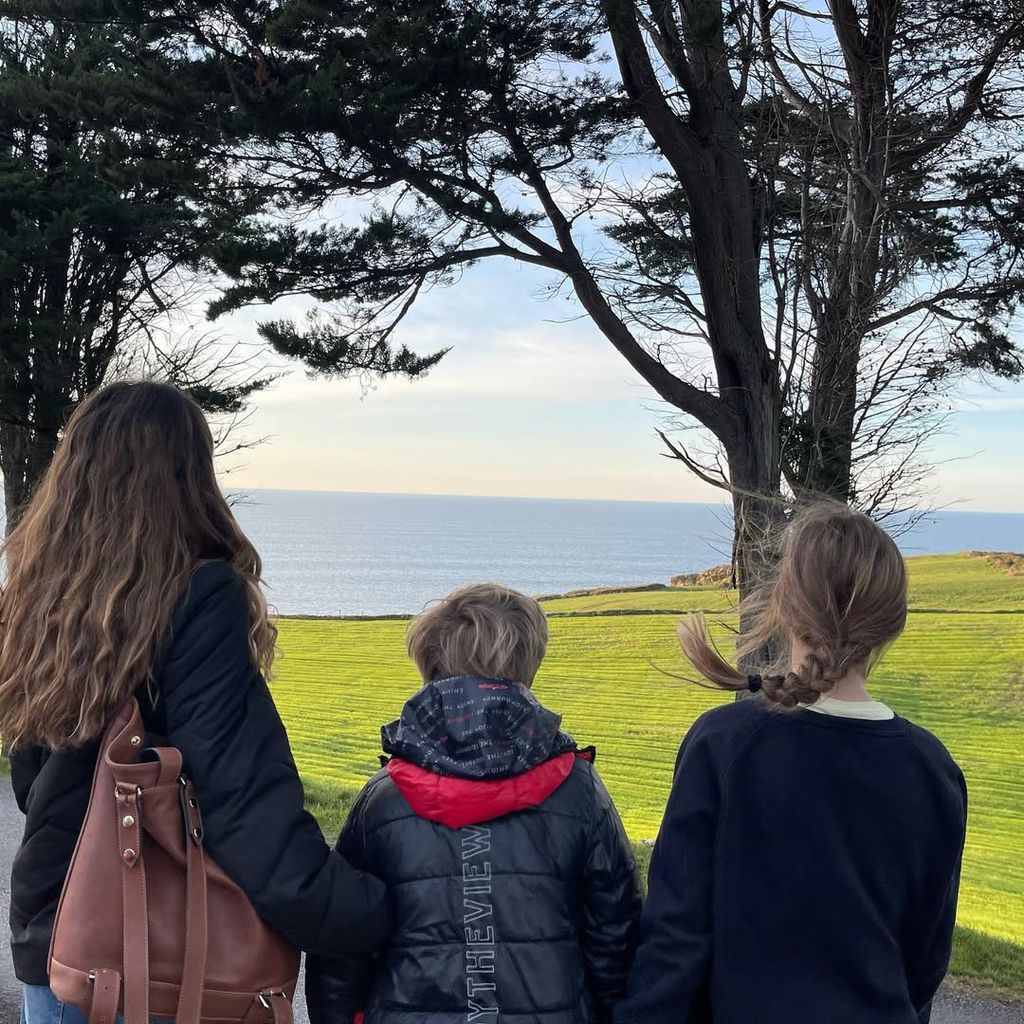 Olivia Molina con sus dos hijos, Vera y Eric