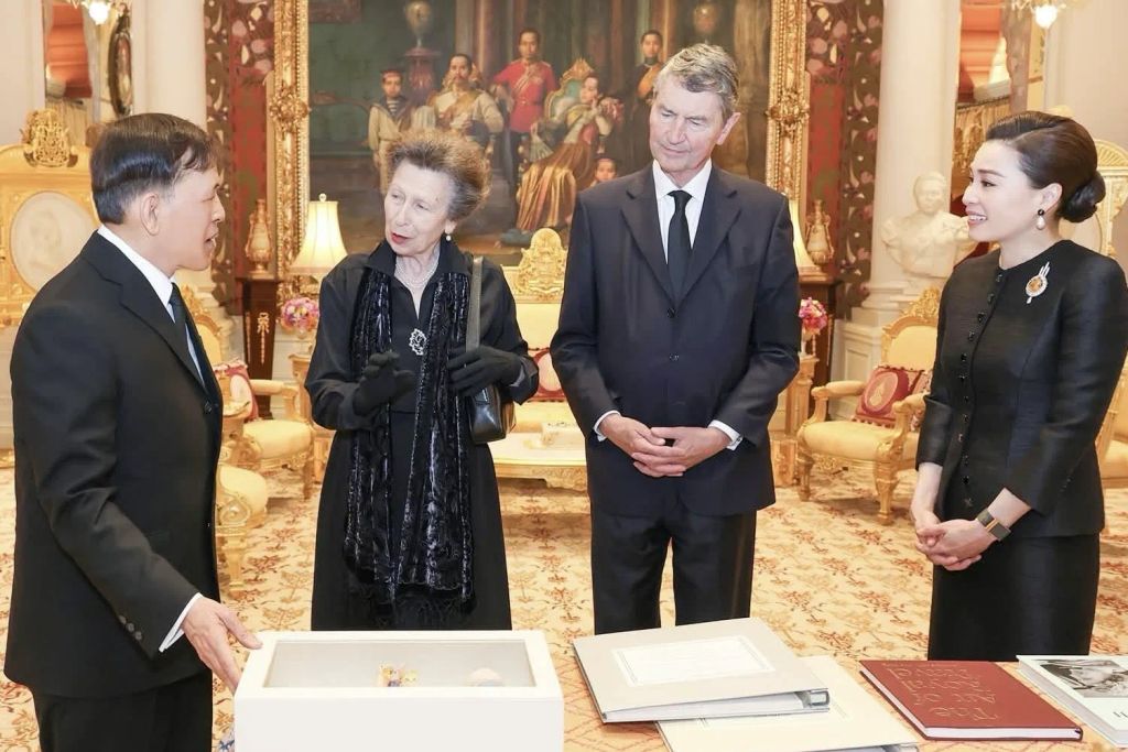 La princesa Ana es recibida por el Rama X y Suthida de Tailandia