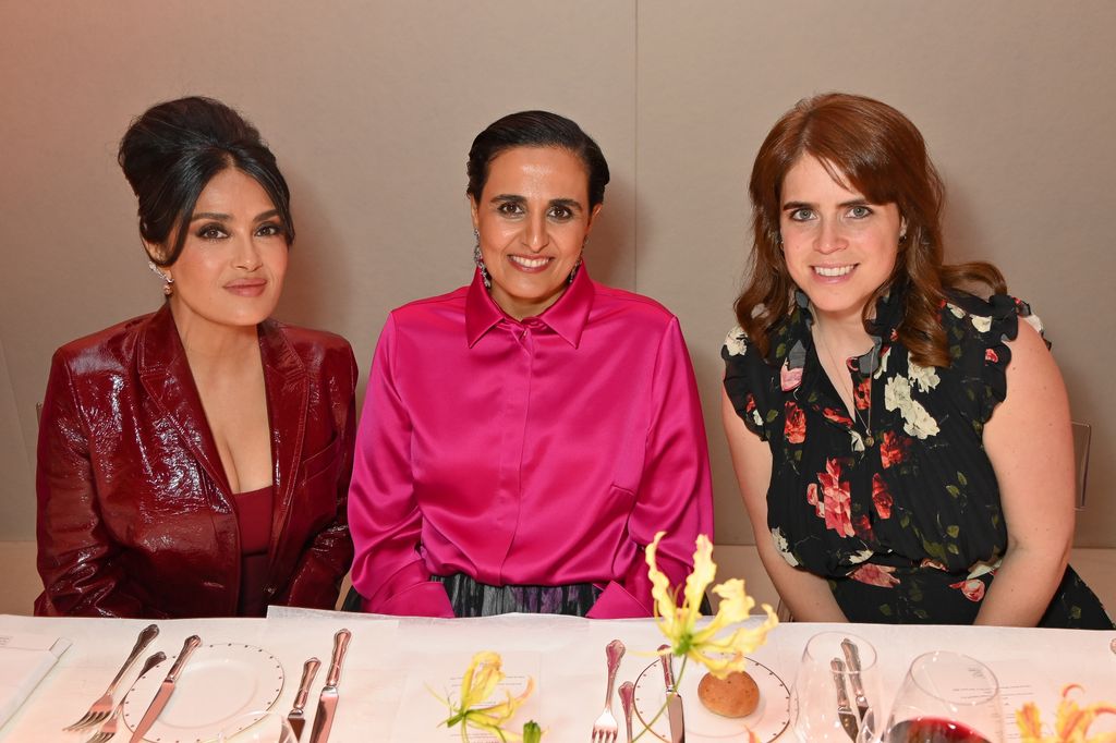 Salma Hayek, Al-Mayassa bint Hamad bin Khalifa Al Thani y la princesa Eugenia de York en la cena en honor a los ganadores de los Premios Fashion Trust Arabia.