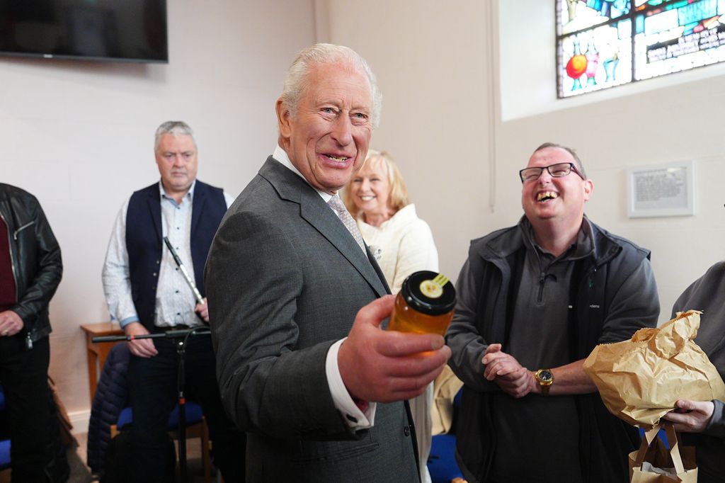 El Rey Carlos III recibiendo un especial regalo