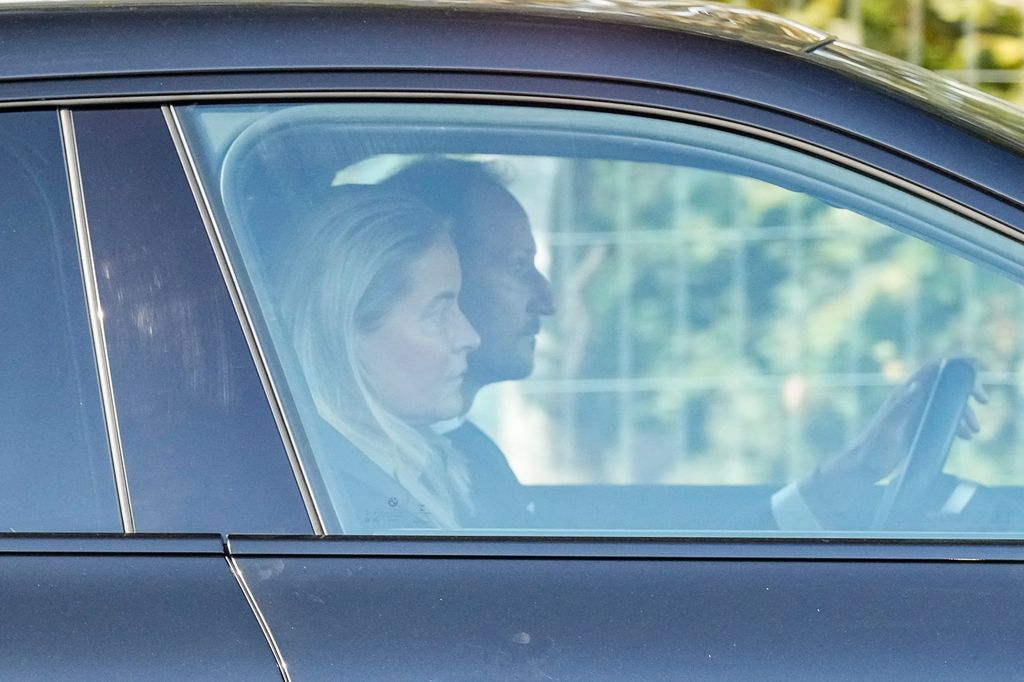 Haakon y Mette-Marit han llegado al hospital en torno a las 09:18 horas, poco después de conocerse el preocupante parte médico del rey