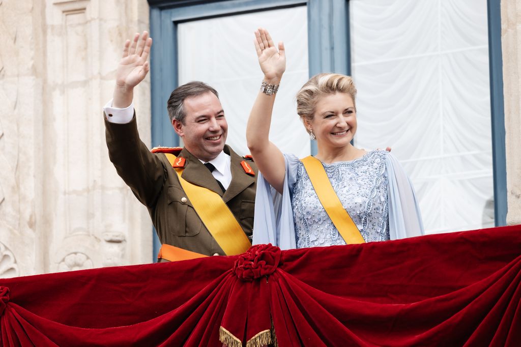 Los nuevos Grandes Duques de Luxemburgo saludan al público