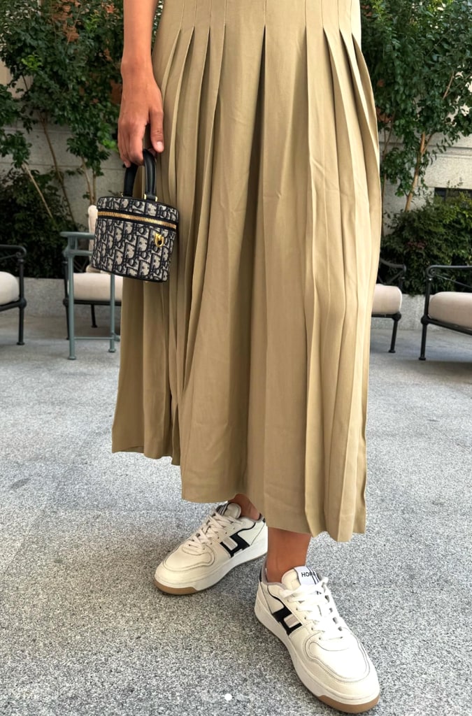Sassa de Osma vestido con zapatillas