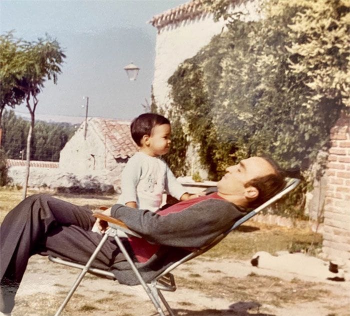 Candelas Sastre, hermana de Inés Sastre, con su padre