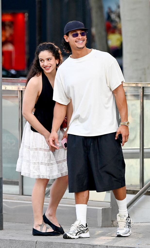 Rosalía y su nuevo novio, Emilio Sakraya, pasean por Barcelona.