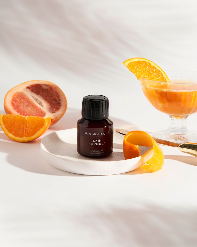 Complemento alimenticio de SKIN MOLECULE X en plato blanco
