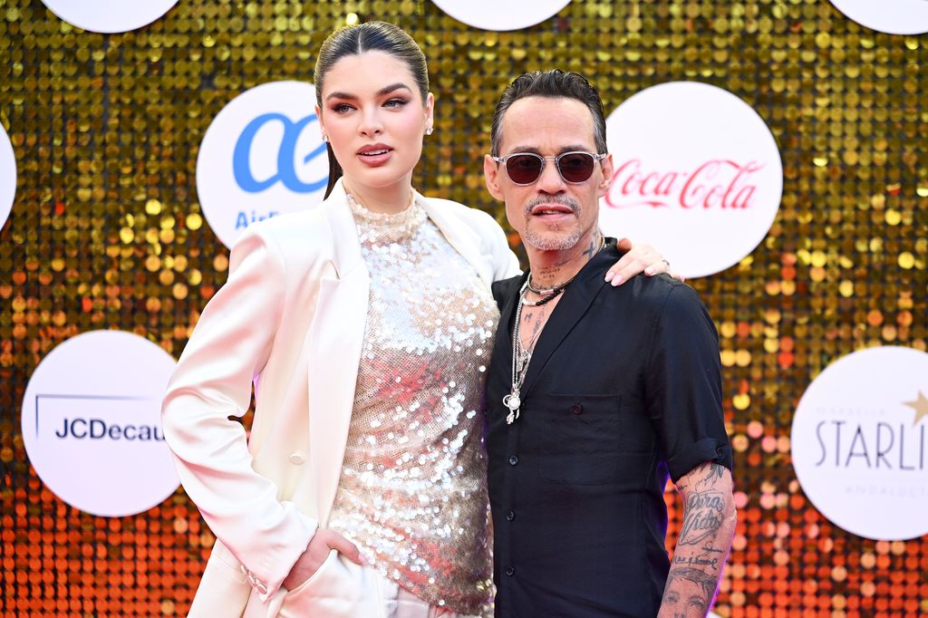 Marc Anthony y Nadia Ferreira brillaron en la alfombra roja de los Premios Juventud 2026.