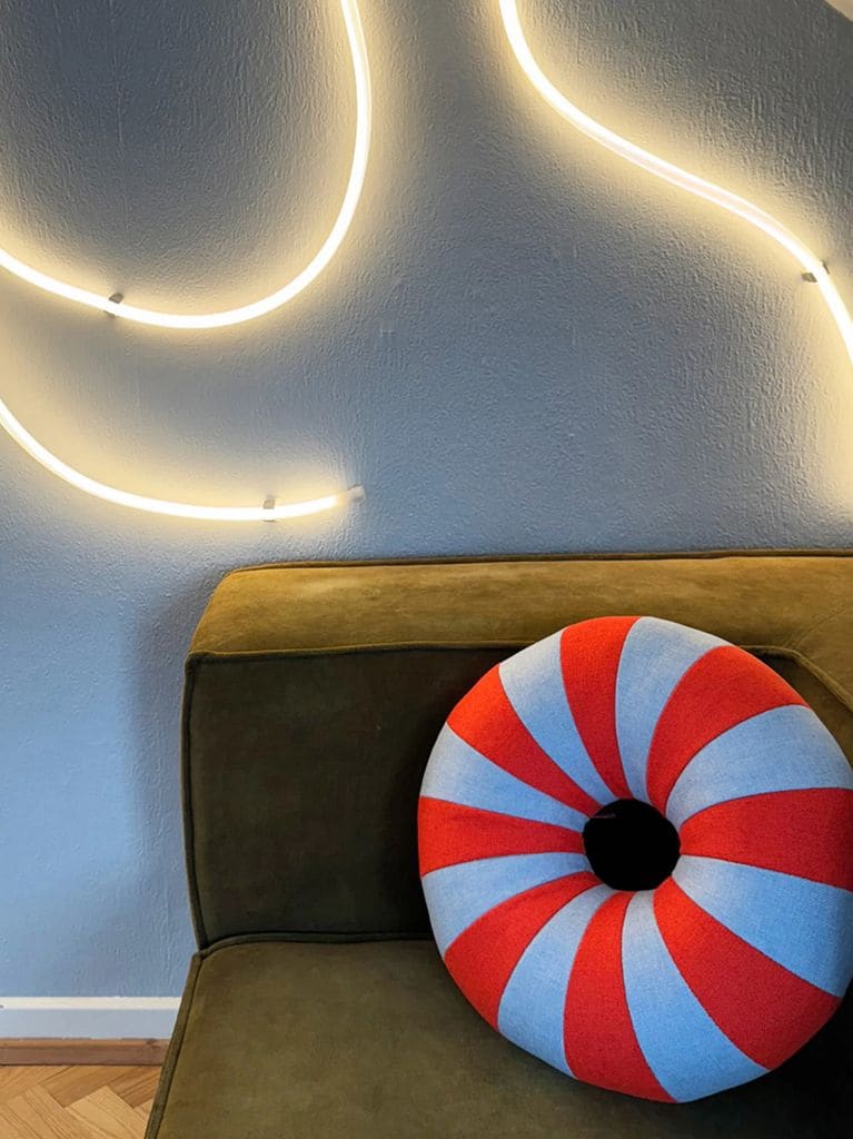 Cojín redondo a rayas rojas y azules