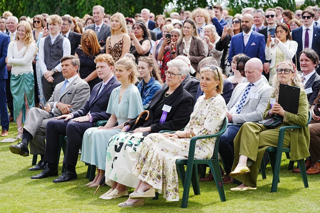 Sophie, duquesa de Edimburgo y Lady Louise Windsor con su novio, escuchan al príncipe Eduardo, duque de Edimburgo (no aparece en la imagen) mientras pronuncia un discurso durante la recepción de jóvenes de toda Escocia y el norte de Inglaterra con motivo de la celebración de los premios Gold Award del Premio del Duque de Edimburgo, en el Palacio de Holyroodhouse, el 3 de julio de 2026 en Edimburgo, Escocia. El rey Carlos III y la reina Camila están visitando Escocia junto a miembros de la familia real durante su Royal Week anual, que tiene lugar del martes 30 de junio al viernes 3 de julio