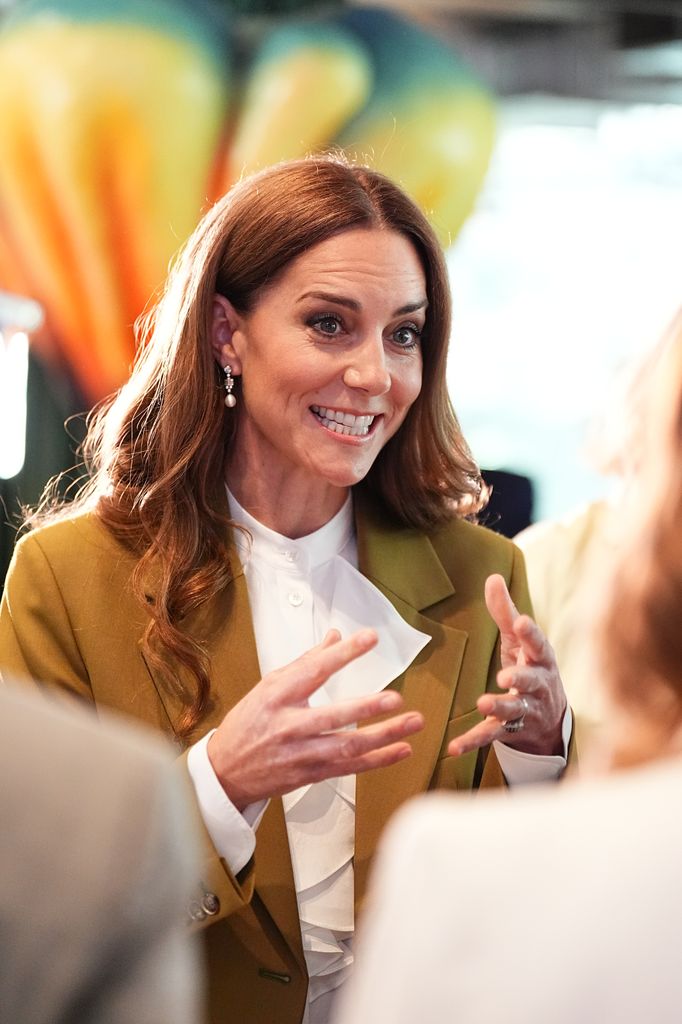 Kate MIddleton lleva un traje verde oliva de Victoria Beckham