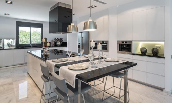 Impresionante cocina-office, en cuyo centro se levanta una gran isla rematada por una encimera de granito de color negro.
© Estudio de interiorismo Laura Yerpes
