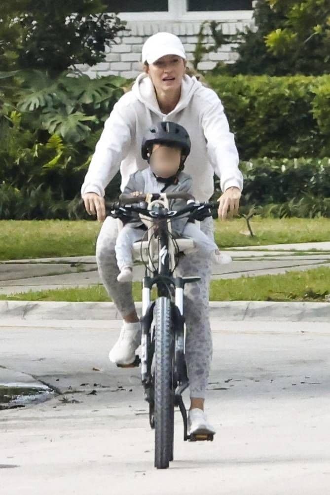Gisele no se olvidó de ponerle un casco a su hijo por seguridad.