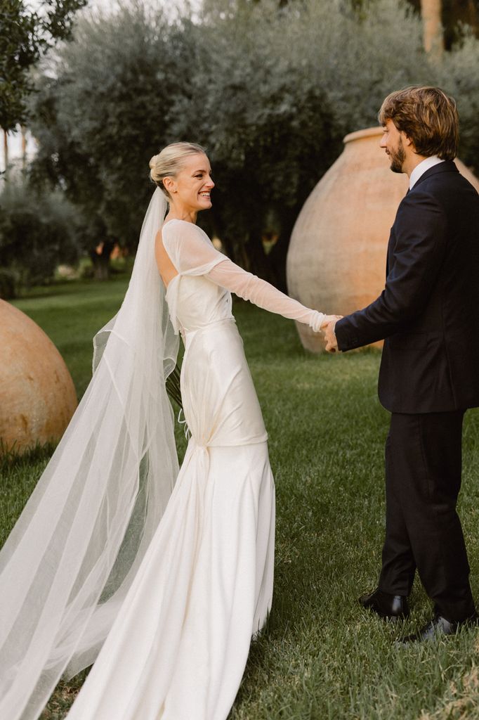 Look de novia de Inés Lacasa con asimetrías para boda en Murcia