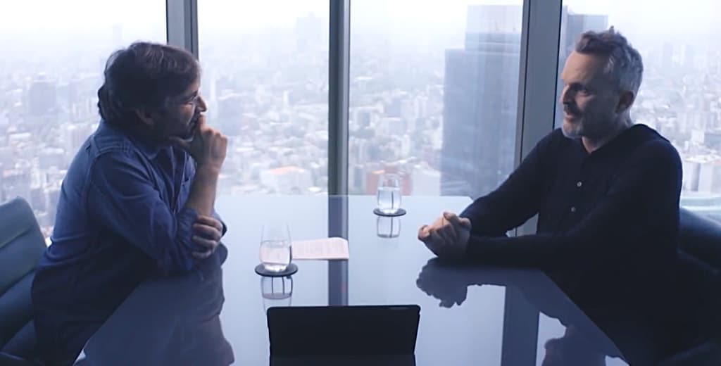 Plano medio de Miguel Bosé y Jordi Évole en una entrevista