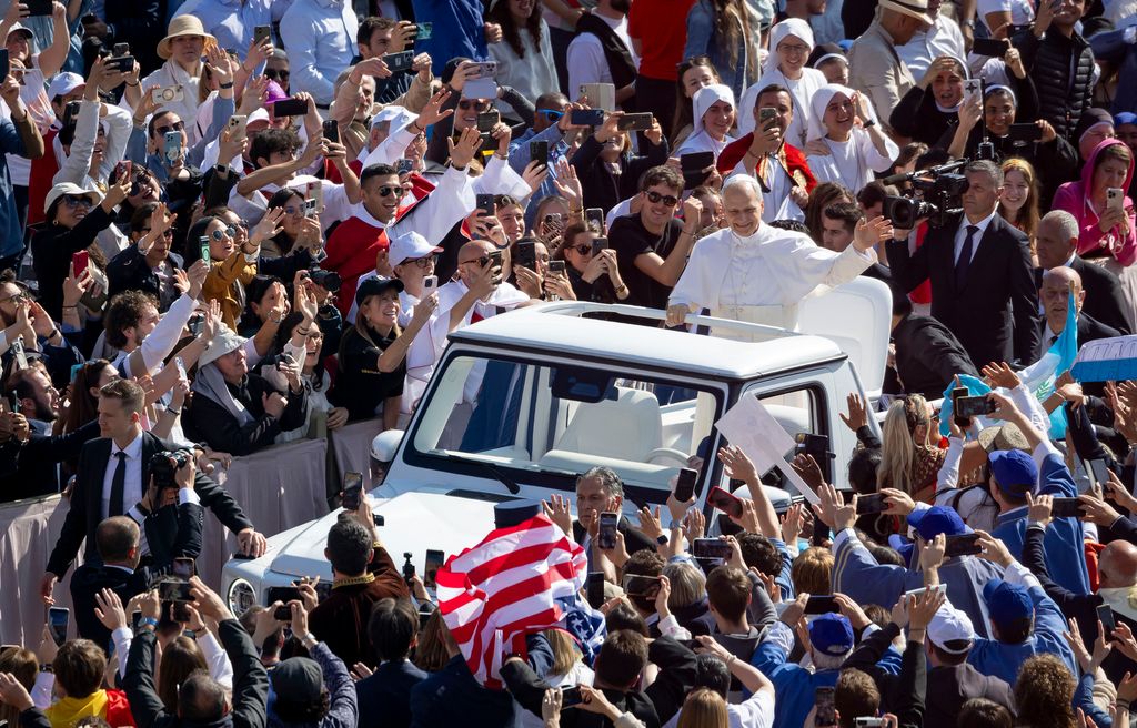 El Papa León XIV recorrió la Plaza de San Pedro a bordo de una Jeep, desde la que saludó a los fieles
