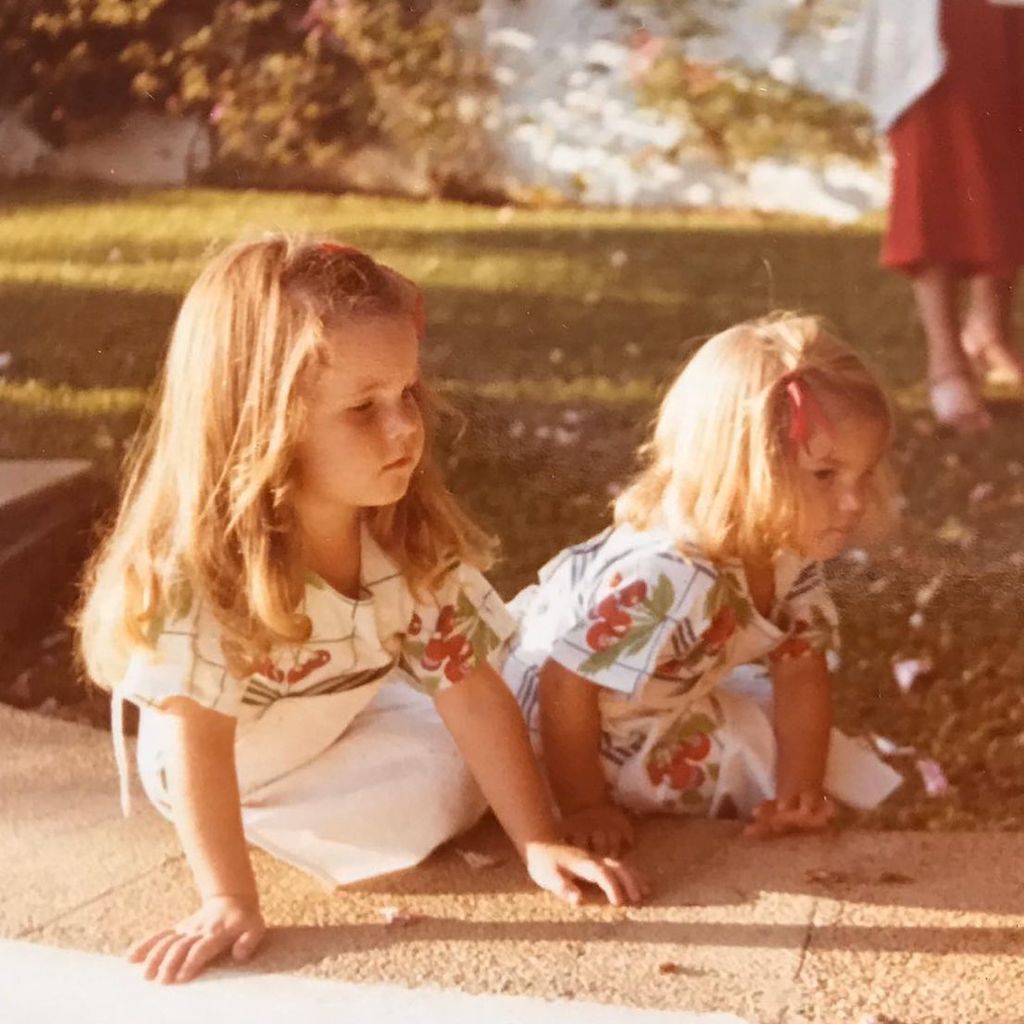 Las hermanas en una preciosa imagen de archivo