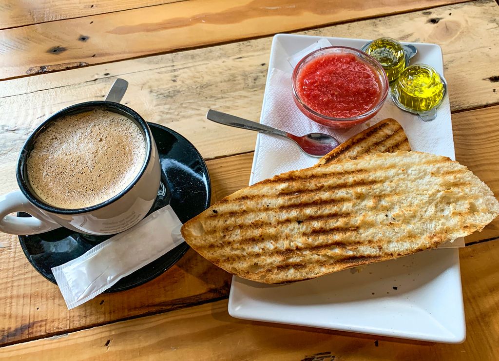 Tostada con tomate y aceite, y café. Parte del desayuno habitual del cantante.