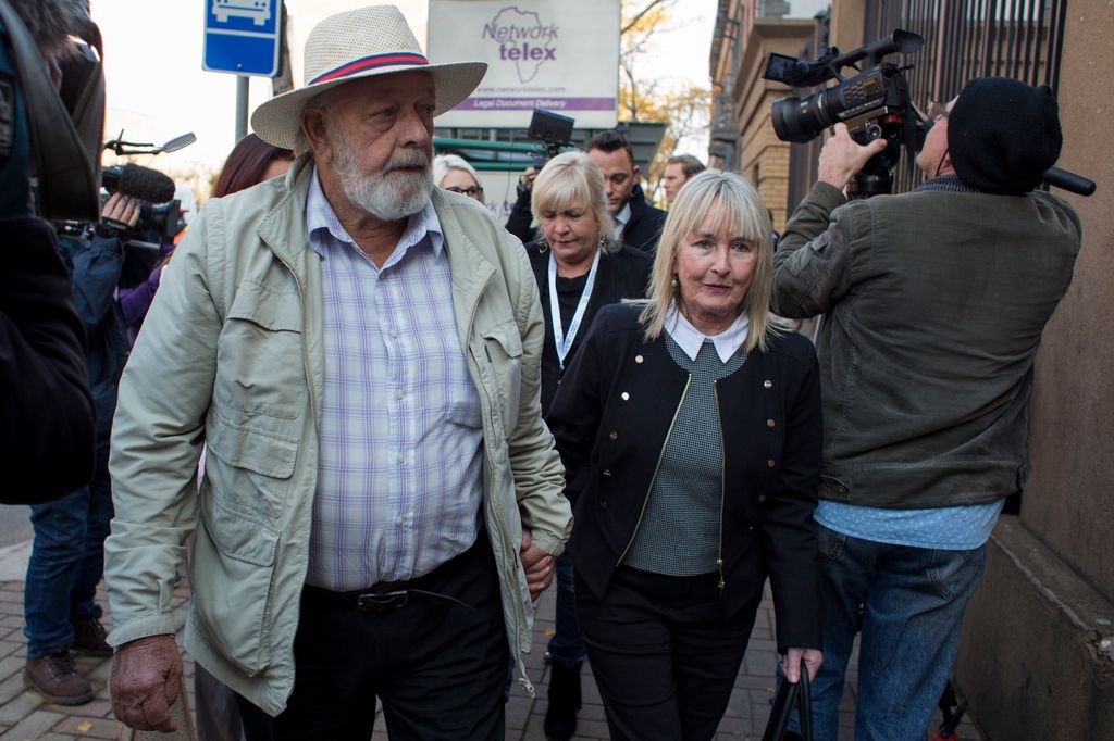 Barry y June Steenkamp, padres de Reeva, durante una de las vistas del juicio. Antes de fallecer en 2023, Barry aseguró que seguía esperando que Oscar Pistorius admitiera que disparó a su hija "por rabia" y lo definió como "un asesino"