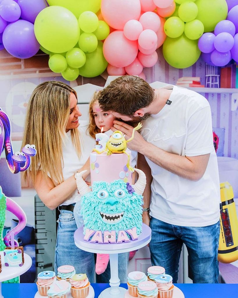 Plano medio de Edurne y David de Gea en el cumpleaños de su hija Yanay