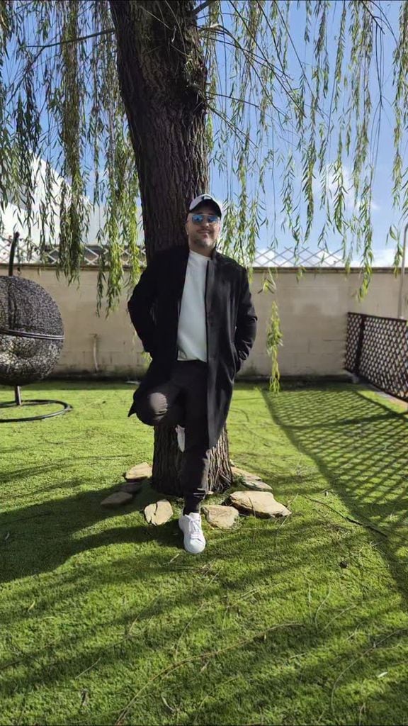 Tranquilo y relajado, Kiko Rivera en el jardín de su nueva casa
