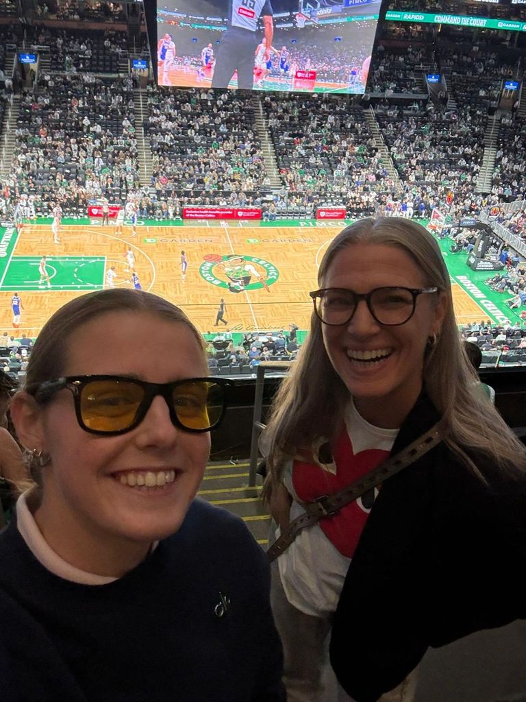 Madre e hija en un partido de baloncesto en Estados Unidos