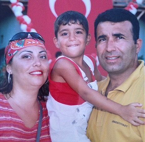 Los padres de Doğukan Güngör se separaron por diferencias culturales cuando el actor apenas tenía 7 años