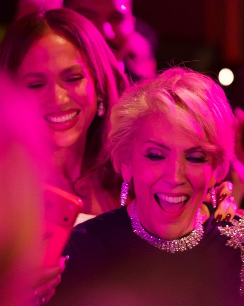 Así posaba Jennifer Lopez junto a la cumpleañera.