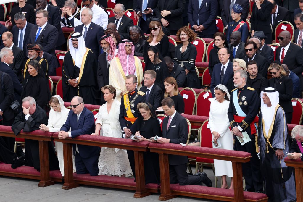 A la izquierda de esta imagen, se puede ver al príncipe Eduardo, Duque de Edimburgo, que fue elegido por su hermano, Carlos III, como representante de la Casa Real británica