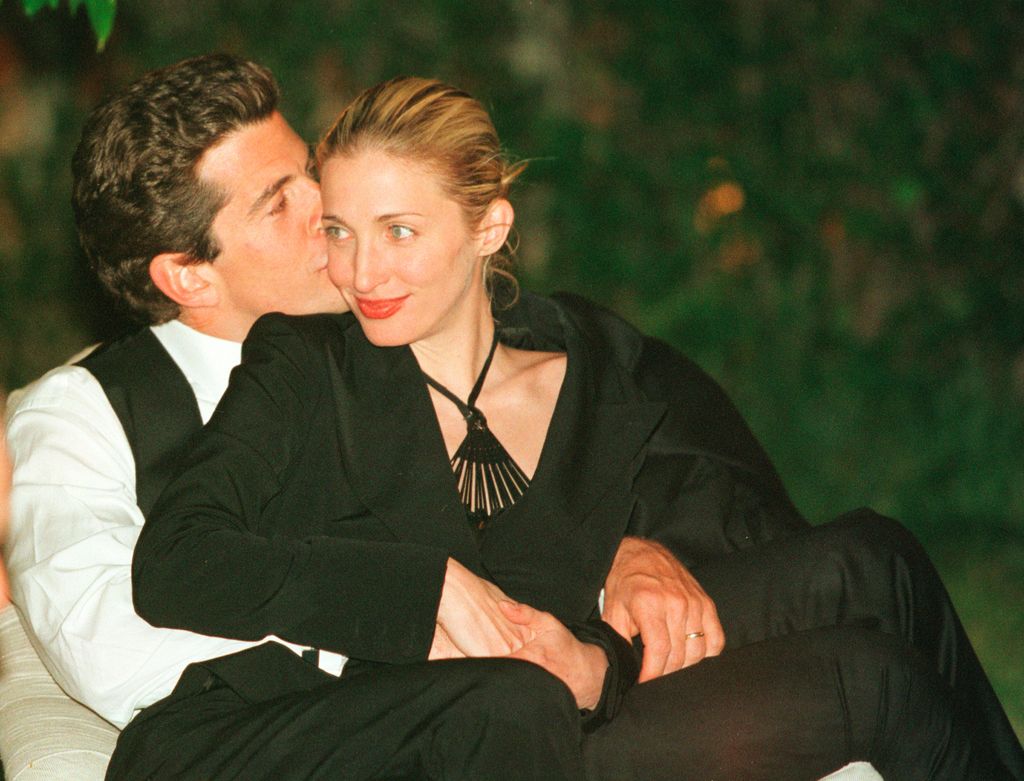 John F. Kennedy Jr. y Carolyn Bessette, abrazados, en 1999