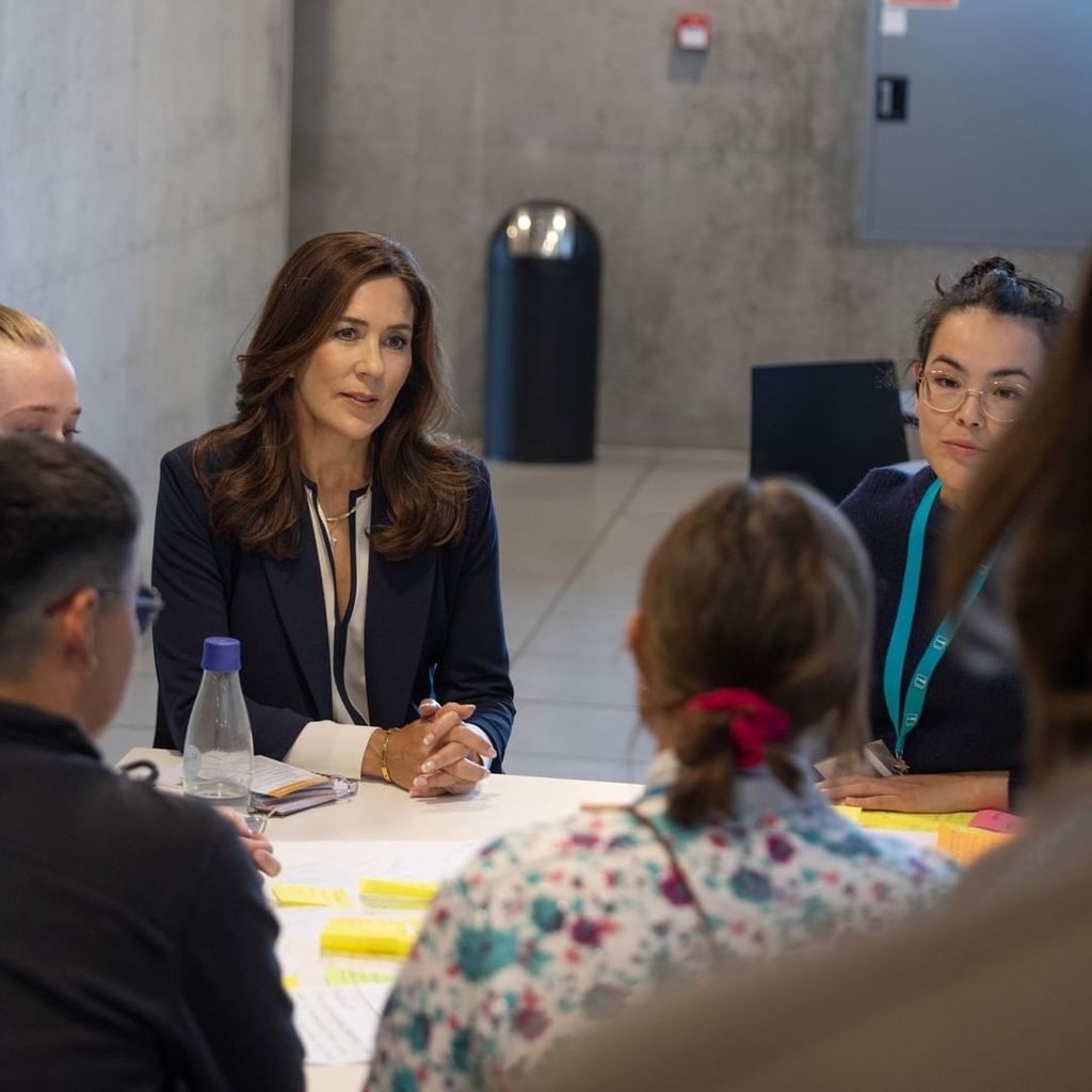 Plano medio de Mary de Dinamarca en una reunión 
