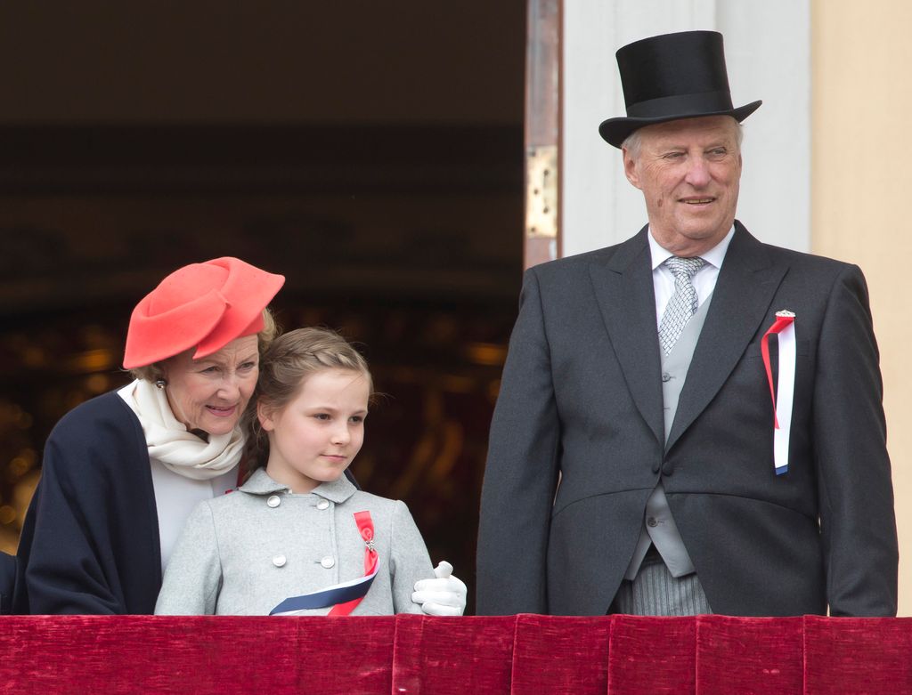 Mayo de 2013: los reyes Harald y Sonia arropan a la princesa Ingrid, que entonces tenía 9 años, a la hora de exponerse ante la multitud que la esperaba en la explanada del Palacio Real de Oslo