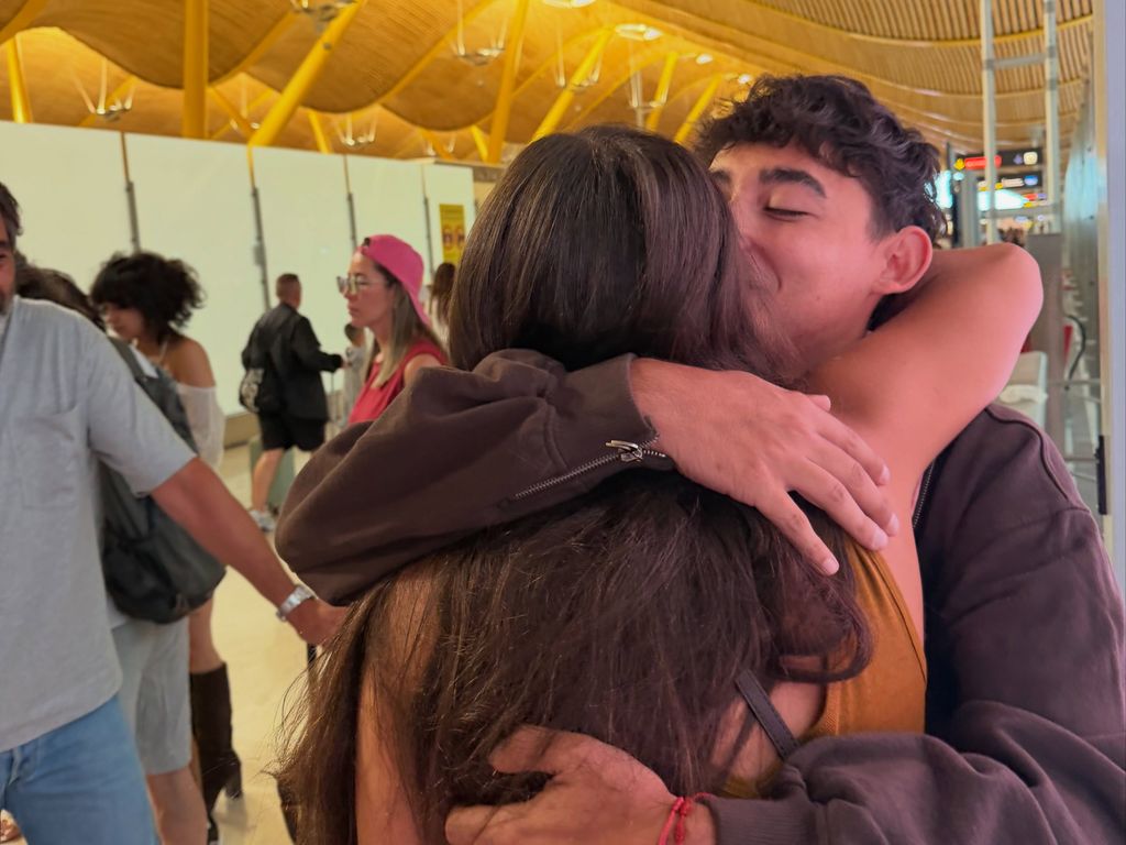 Juan del Val despidiéndose de su hermana Olivia en el aeropuerto