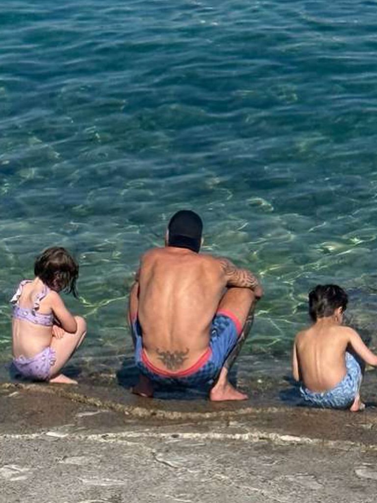Ricky Martin junto a sus hijos Renn y Lucía buscando conchitas
