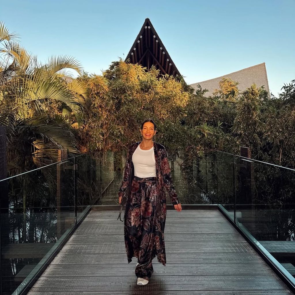 La mujer del 'Cordobés, radiante y muy elegante durante sus vacaciones