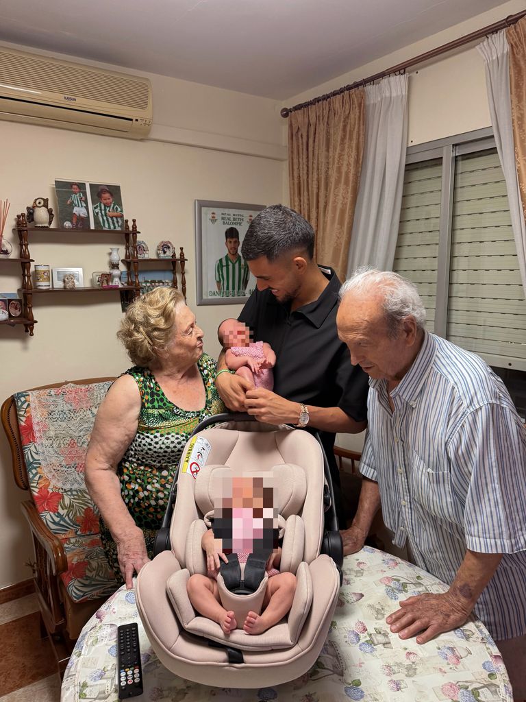 Dani junto a sus abuelos y sus dos hijas en el día que se han conocido