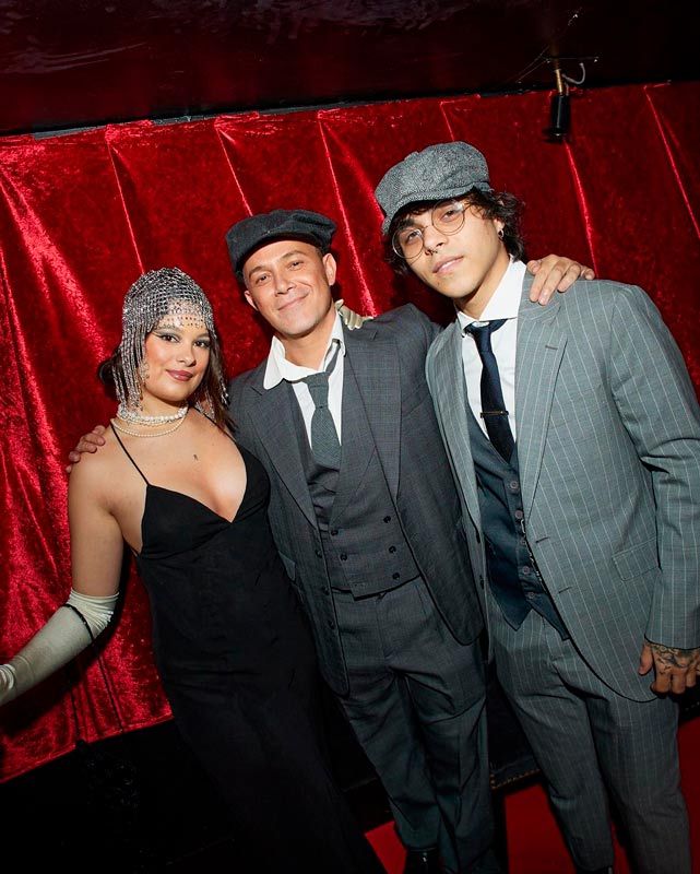 Alejandro Sanz y sus hijos mayores en la fiesta por sus 55 años