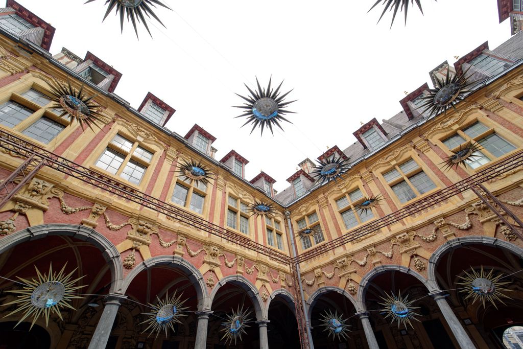 "Soles de Oro", una instalación de Betsabeé Romero, en el Vieille Bourse en Lille, Francia, dedicado a Mexico en el 2019.