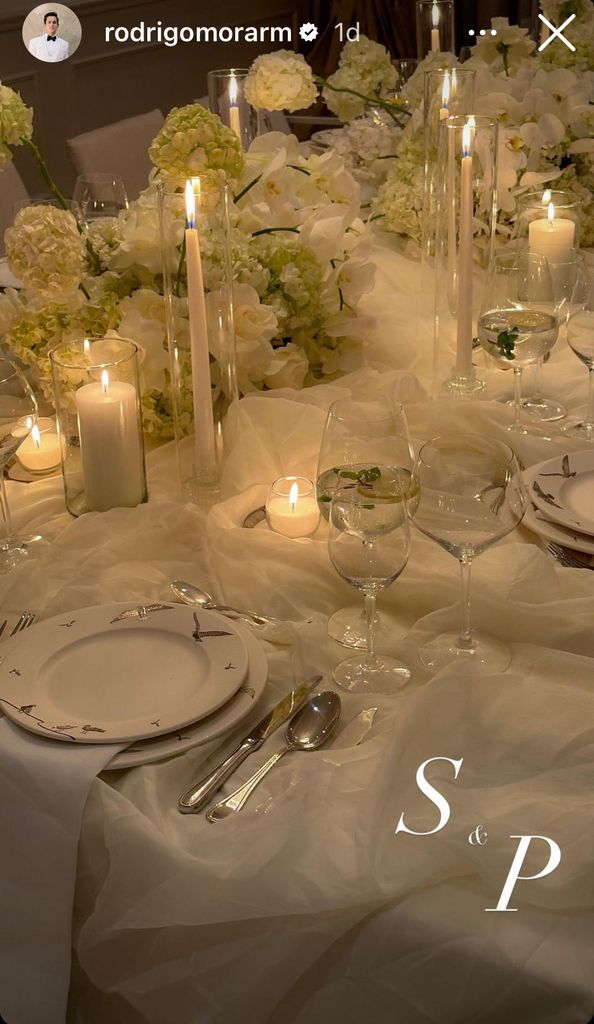 Para la decoración del lugar, Sofía eligió bouquets de flores blancas y velas para dar calidez al espacio.