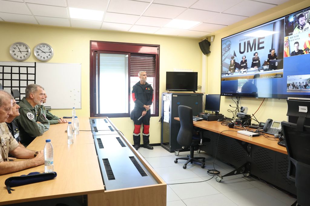 Plano general del rey Felipe, en una videoconferencia con los servicios de emergencias a ría de la DANA