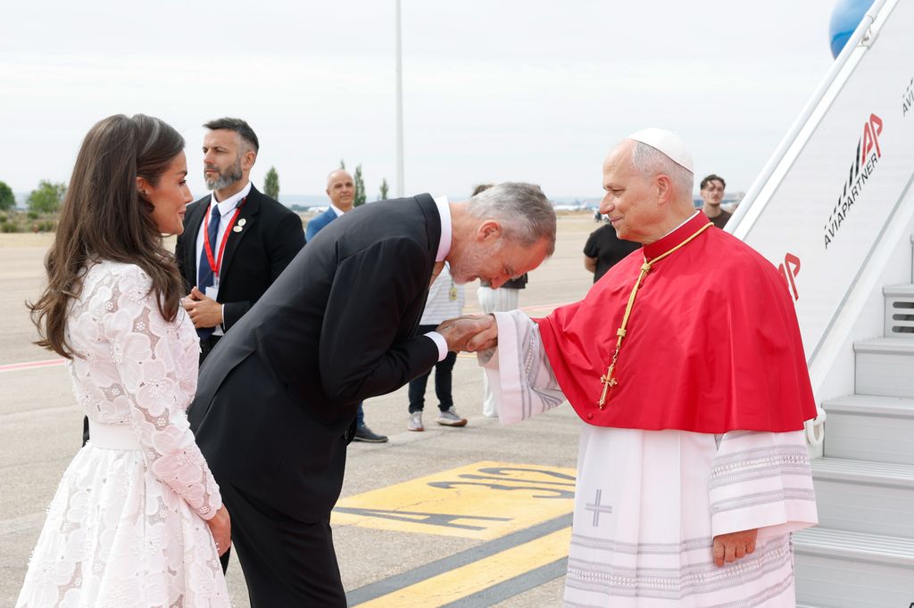 Los Reyes hacen la reverencia al Papa en su llegada al aeropuerto