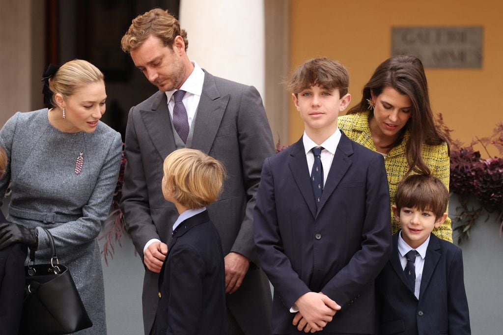 Carlota y Pierre Casiraghi con Beatrice Borromeo y sus hijos