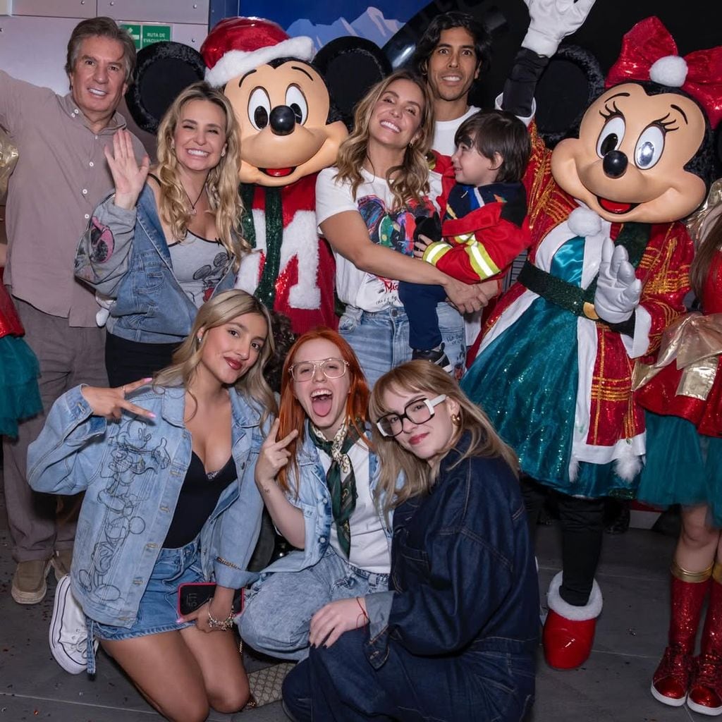 Emi rodeado por su familia.