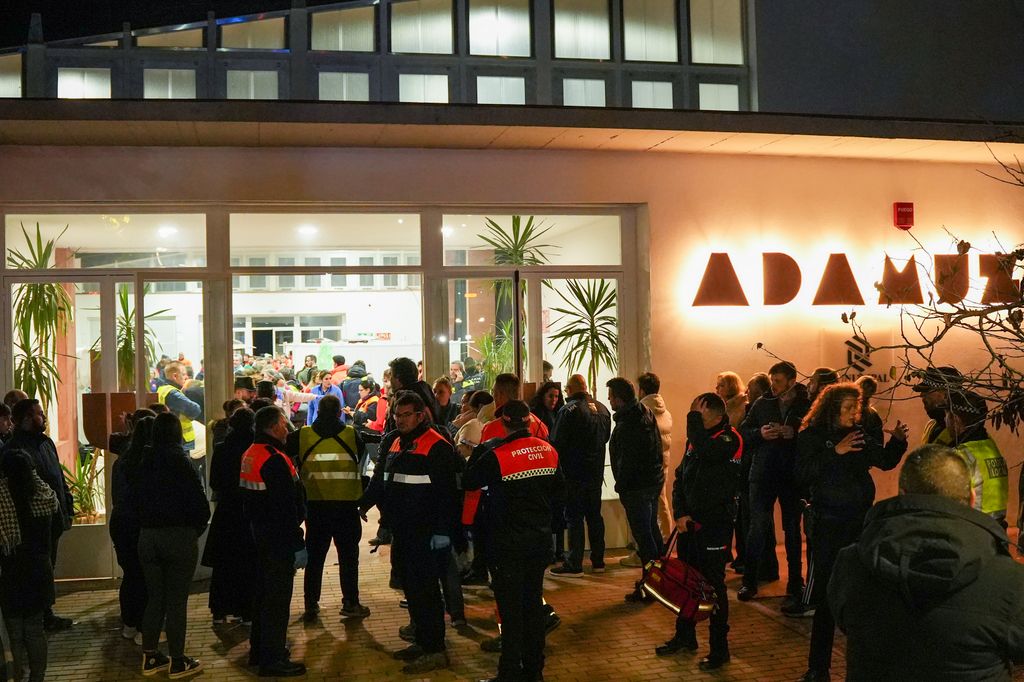 Coordinación de los equipos de emergencia en el polideportivo de Adamuz (Córdoba), habilitado como centro de atención a heridos y víctimas tras el descarrilamiento de dos trenes de alta velocidad
