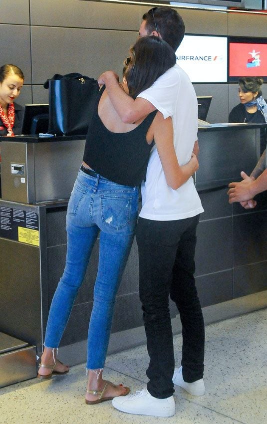 La modelo, de 32 años, y su chico, de 25, cogieron un avión en el aeropuerto de Los Ángeles con destino desconocido
