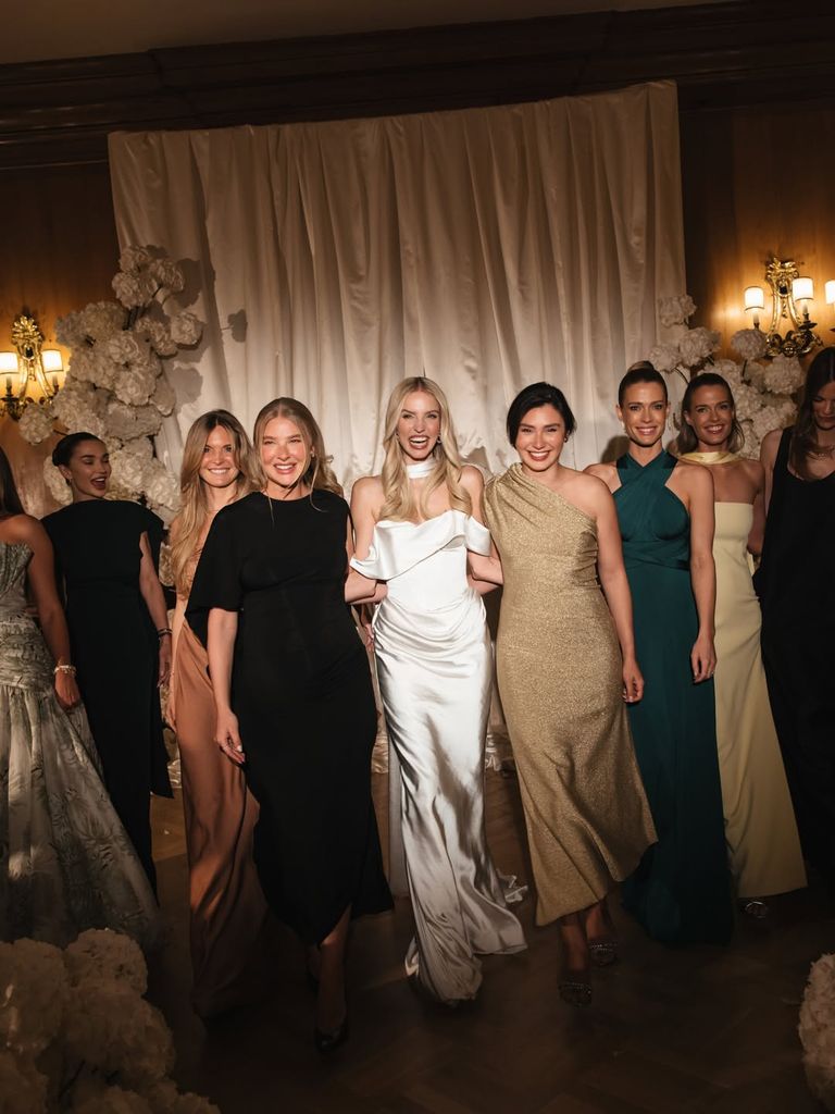 Leonie Hanne junto a algunas de sus invitadas, como Amelia y Eliza Spencer o la actriz Amy Jackson
