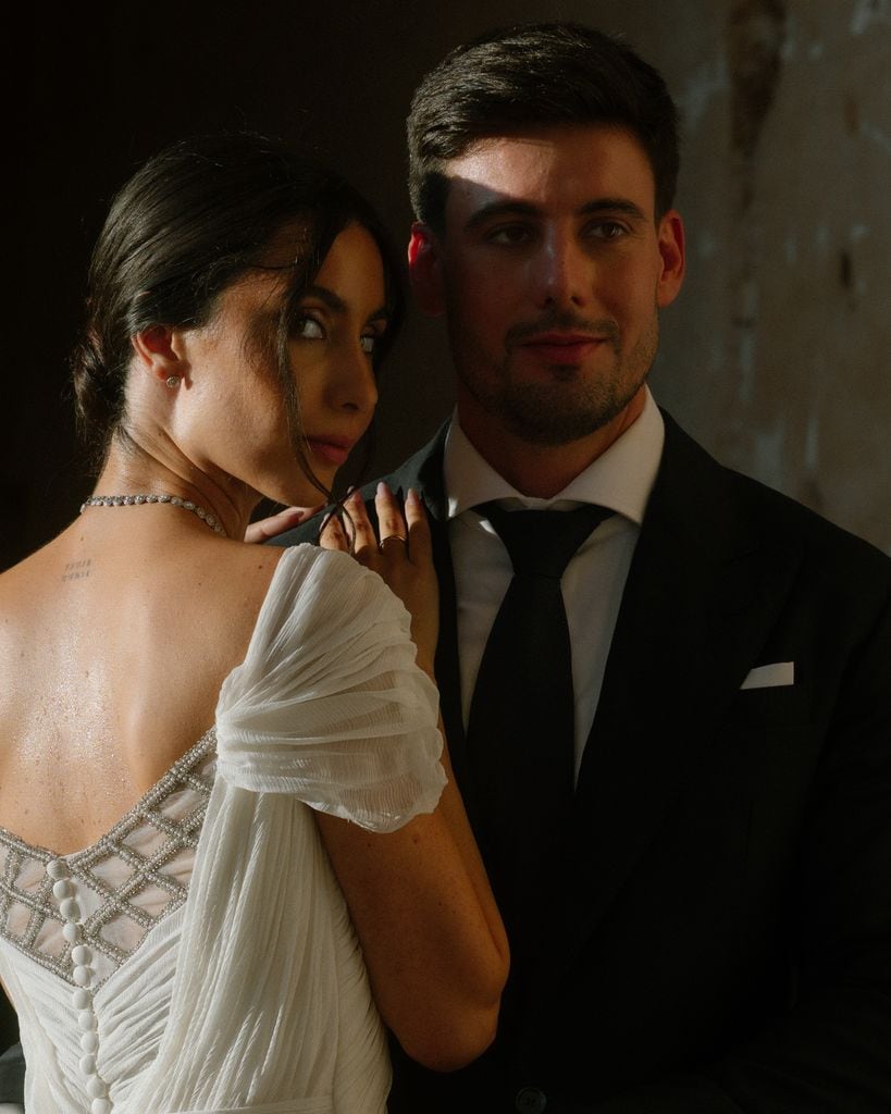novia viral con espalda joya