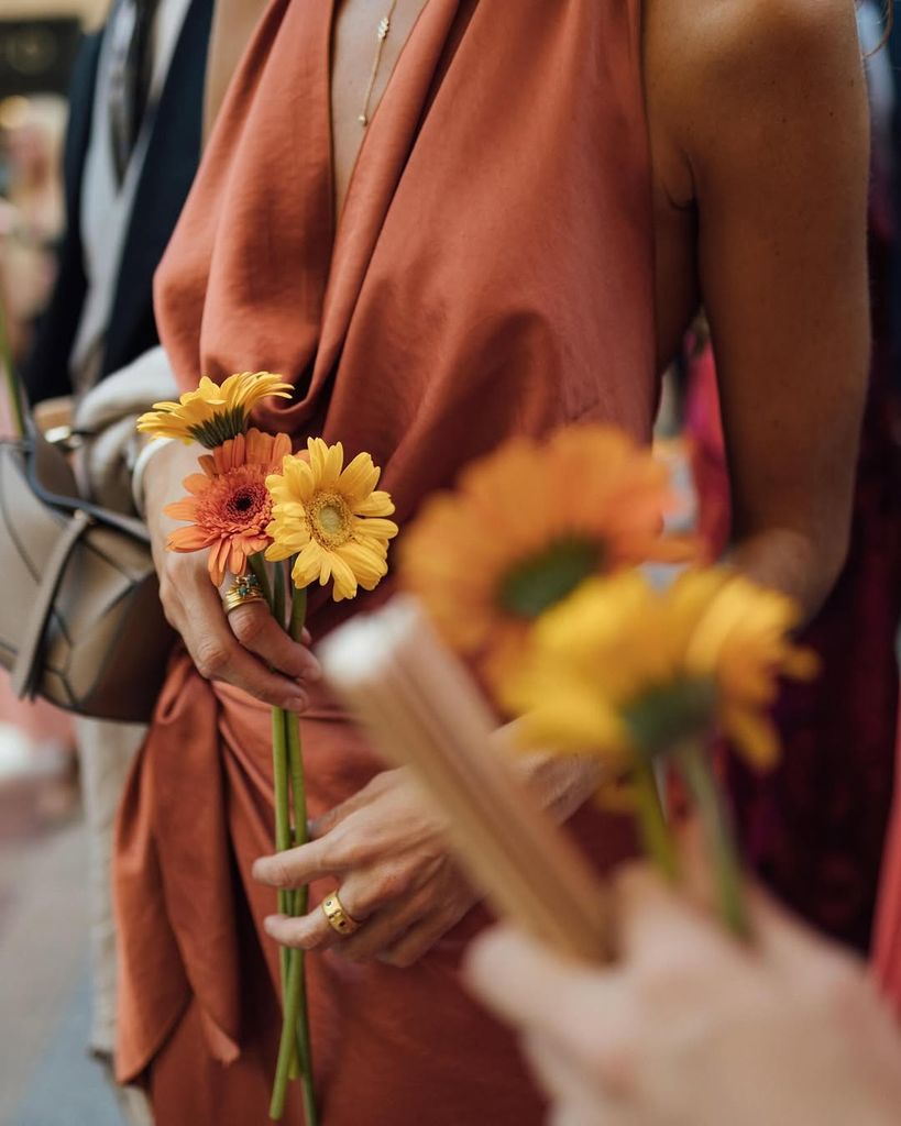 Detalle de un look de invitada