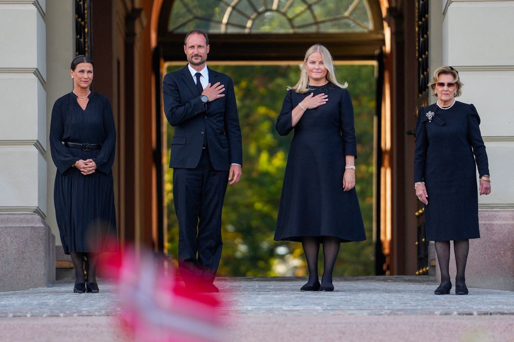 Mete Marit de Noruega, Haakon de Noruega, Sonia y Marta Luisa de Noruega en uno de los homenajes al rey Harald