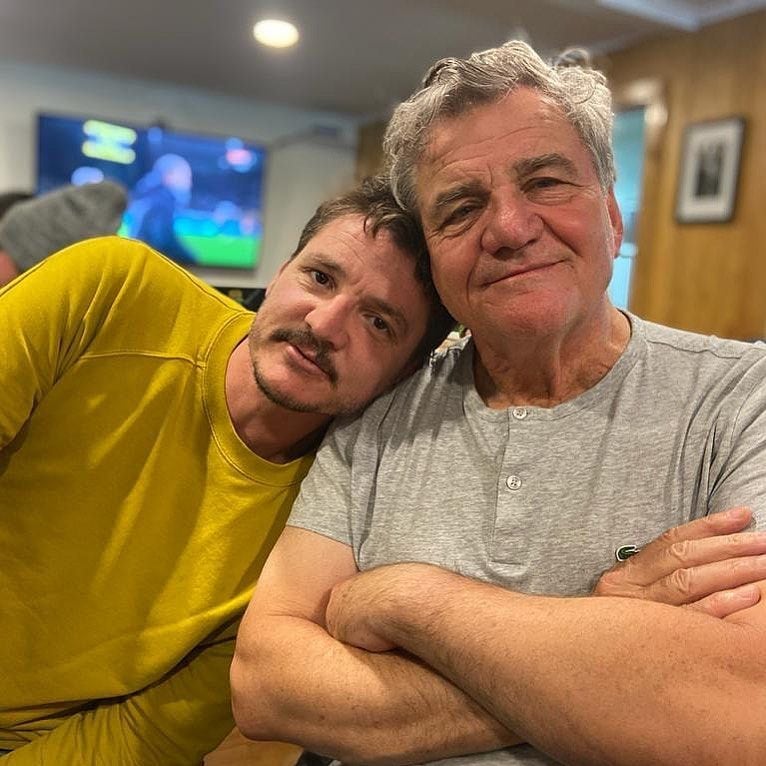 Pedro Pascal y su padre, José Balmaceda Riera, disfrutando de un día en la playa. José, médico especialista en fertilidad, ha sido una figura clave en la vida de Pedro.